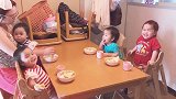 四胞胎吃早饭，把爸爸都挤得都没地方坐了，拥有5个女人的幸福