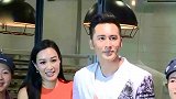 48岁钟丽缇素颜皮肤状态逆天夫妇俩推两大车行李紧忙活