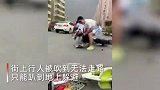 河北邯郸突发大风极端天气，房屋顶棚被吹翻，行人趴地上避风