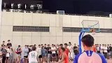 男生打球太激动，为躲避对手失控摔倒