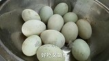 鸭蛋这样做太好吃了，不放一滴油，全家老少都爱吃，做法很简单