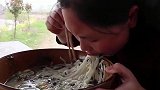 胖妹嘴馋吃河鲜捞面，新吃法去腥又解馋，吃相真过瘾