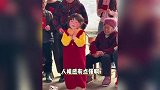 瑶一瑶小肉包疑被强制表演，中途突然蹲下捂脸，妈妈亲自下场回应