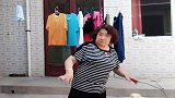 大姐，你这样做小心把自己给笑岔气了！