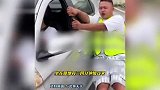 28岁男子4战科目二一把过激动晕倒，教练忙掐人中