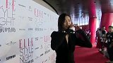 刘雯撩发捂嘴笑变可爱少女机场偶遇自己设计作品超开心