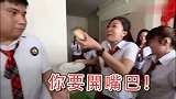一整块面包直接塞伴郎嘴里，伴娘们也太狠了吧