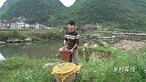 小伙用竹筐制作鱼笼，河蚌肉做捕鱼诱饵，看看收获会如何