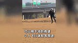 男子身着穿戴式飞行器“翱翔”，围观女子惊喜点赞：时速100千米