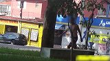 爆笑恶搞：在背包里放老鼠夹，小偷手伸进去就碉堡了！