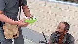 小伙把面全都倒给了流浪大爷，自己又去盛了一碗，满满的正能量！