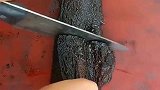 公公切开了百年的老腊肉，切开后看到的这一幕，网友：你可以买辆
