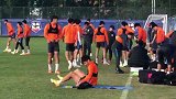 吴兴涵训练前独自牵拉恢复 伤情或并未痊愈