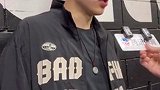 松弛感！杨瀚森赛后边喝饮料边接受采访
