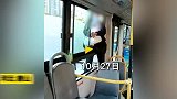 因修路公交车改路线，老人骑车窗吓唬司机不让原点下车就跳窗