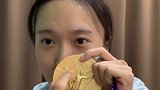 朱雪莹回应奥运金牌掉漆 只是一层保护膜或者金粉之类的，真的扣不出巧克力