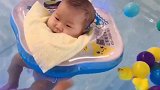 月子里的小宝宝第一次游泳，接下来的表情好萌，简直太可爱了！