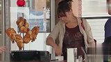 大叔让路人帮忙看店，不料路人按开关，烤鸡都飞了真搞笑