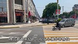 聪聪回家送惊喜，婆婆乐在脸上美在心里，常输高兴的和儿子比高矮