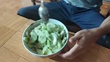 中国小伙太幸福了，娶了漂亮的越南老婆，懂事贤惠还会做饭！