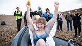 史上首位！抗癌女士连续4次横渡英吉利海峡 网友：真“泳士”