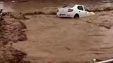 轿车被洪水吞没惊险瞬间