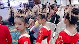 三胞胎女儿后场中，当仨个宝宝转身的瞬间，妈妈幸福的要流泪了