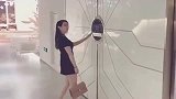 第一次去女朋友家，看到这么高科技的门，有点不敢进去！