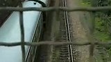 直击湖南郴州火车脱轨事故现场：车厢侧翻机头着火 乘客翻窗逃生