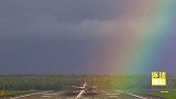 罕见！实拍客机在彩虹尽头降落