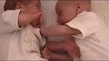 双胞胎宝宝之间的战争应该从在妈妈肚子里就开始了