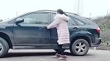 美女连上车都这么与众不同，不笑算我输