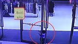 广西一男孩头卡超市玻璃门缝 消防员20秒成功解救