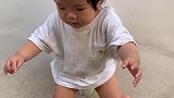 小宝贝刚学会走路，让她走一个给大家看看