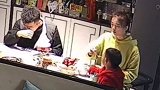 宝宝不吃饭，爸爸一站起来立马怂
