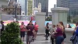 小哥的胆子太小了，朋友们都没被吓到，就他被吓到了