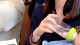 一家三口在外吃饭，妻子，我喂我的宝贝他喂他的宝贝