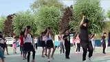 学生们课间操无精打采，还是校长有办法，校长一人带动了全场！