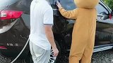 笨熊不想洗车想跑，最后抓到我头发疼死宝宝了