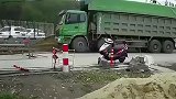 渣土车爆胎瞬间，“珍爱生命，远离大车”不是胡说的