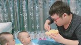 爸爸和双胞胎儿子吃瓜，这一幕让你看一次笑一天，套路太深了