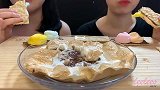 美女试吃烤棉花糖配酥脆全麦饼干
