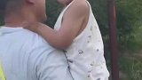 宝宝走累了求抱抱，爸爸“灵魂一问”结果尴尬了