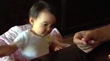 女儿吃醋推开妈妈手，将自己手放入爸爸手中，这占有欲妥妥小情敌