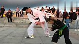 爸爸带女儿练跆拳道，接下来这一幕，网友：只能智取，不能强攻