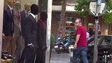 服装店“真假”模特恶搞，实在欠揍