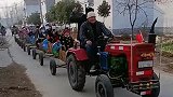 男子用油漆桶自制小火车，每天免费带村里的孩子兜风