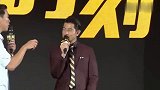 郭富城带一家四口沙滩抓螃蟹 逗女儿开心帮方媛拍照