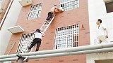 又见“托举哥”！男童身悬窗外头卡防盗窗 男子托举半小时解救
