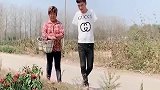 无臂小伙陪同母亲下田，两人母上有说有笑，十分温馨
